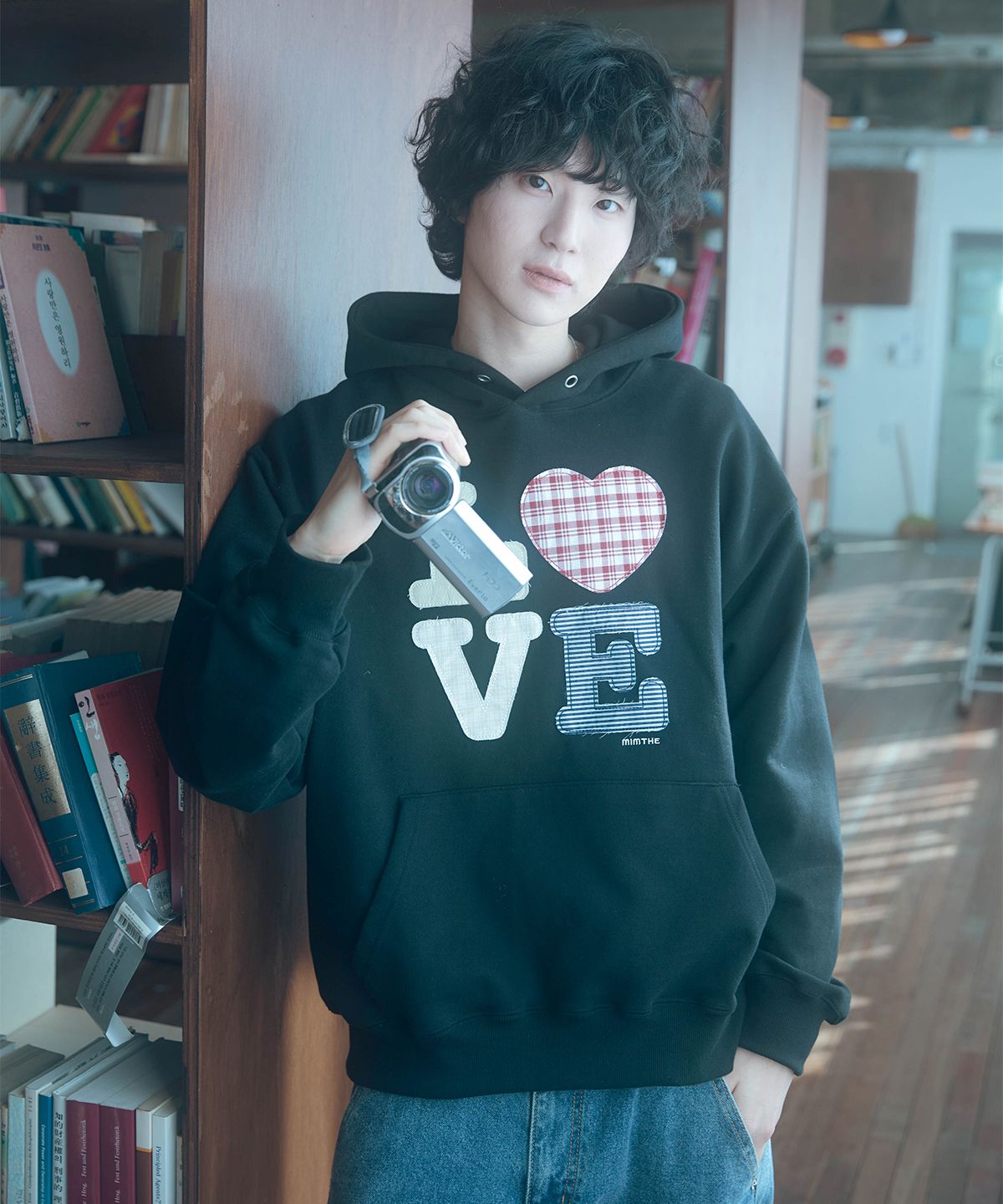 밈더워드로브(MIMTHEWARDROBE) 헬로 월드 패치워크 LOVE 후드티_블랙