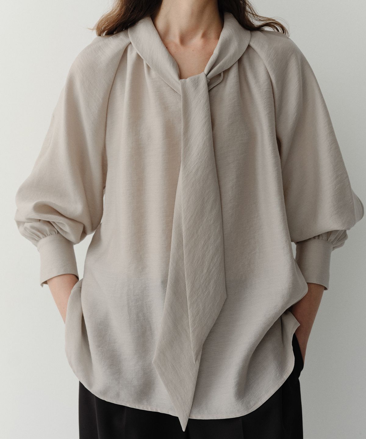 이아(EAAH) TIE SHIRRING BLOUSE (BEIGE)
