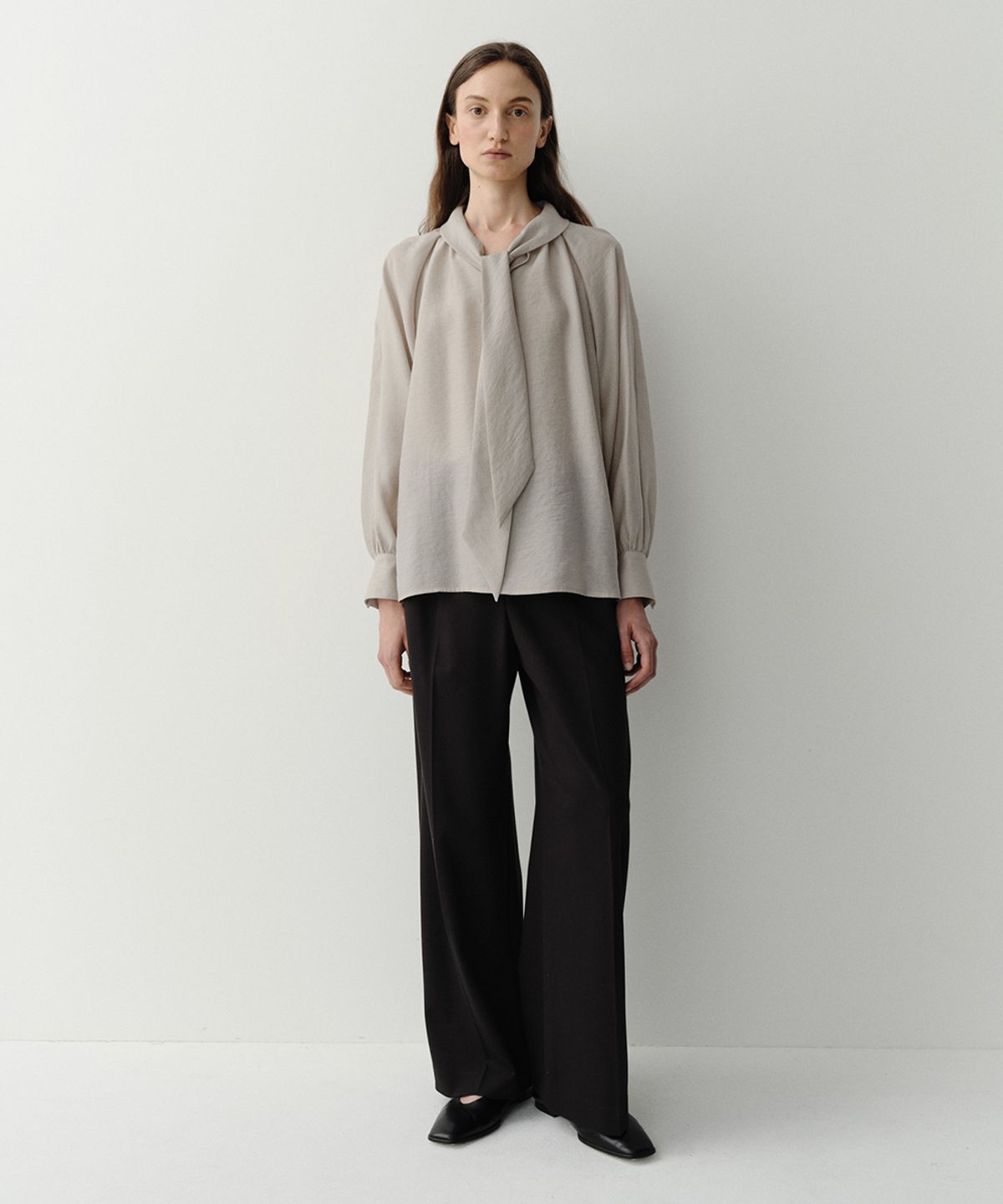 이아(EAAH) TIE SHIRRING BLOUSE (BEIGE)