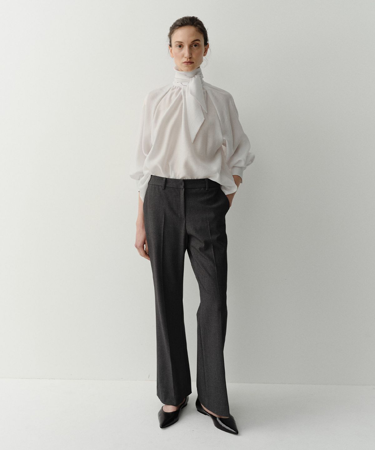 이아(EAAH) TIE SHIRRING BLOUSE (IVORY)
