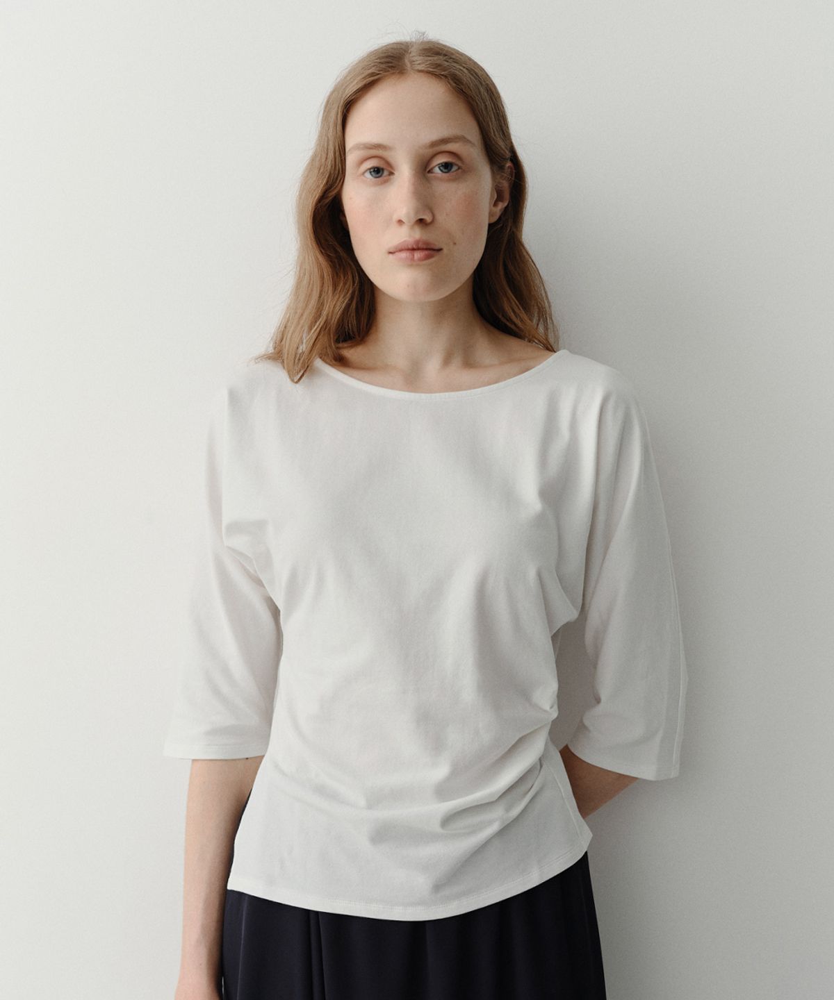이아(EAAH) TILT TUCK T-SHIRT (WHITE)