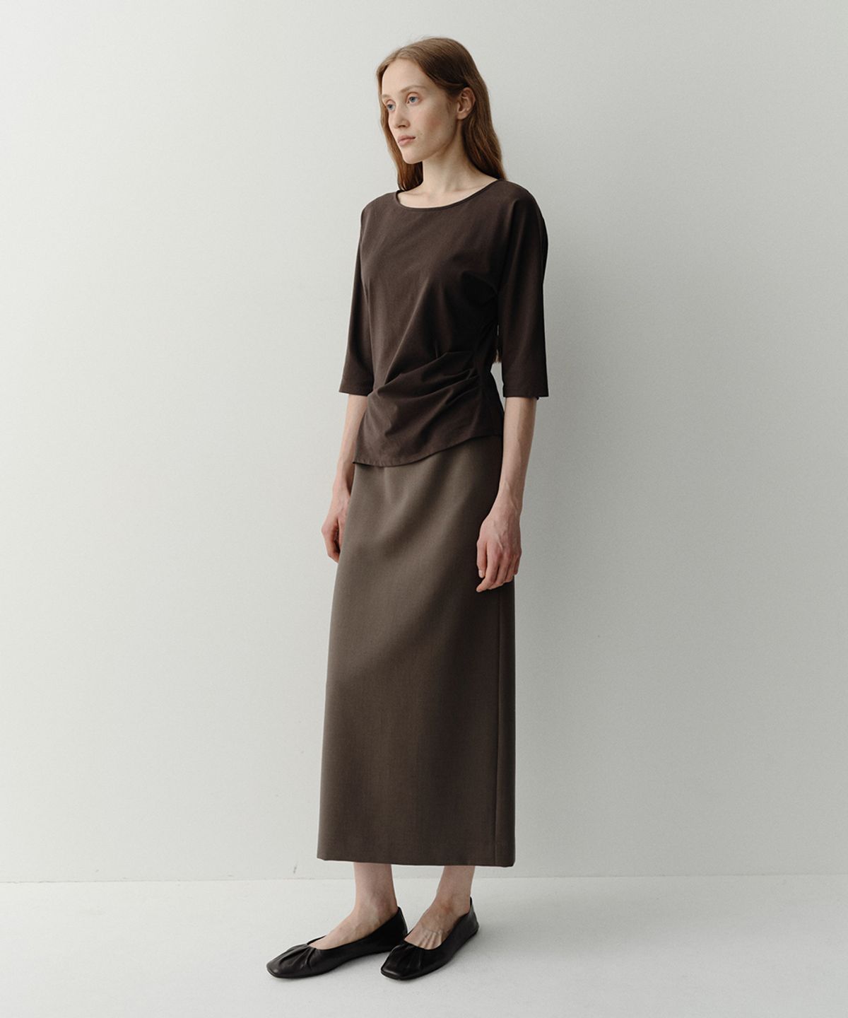 이아(EAAH) TILT TUCK T-SHIRT (BROWN)
