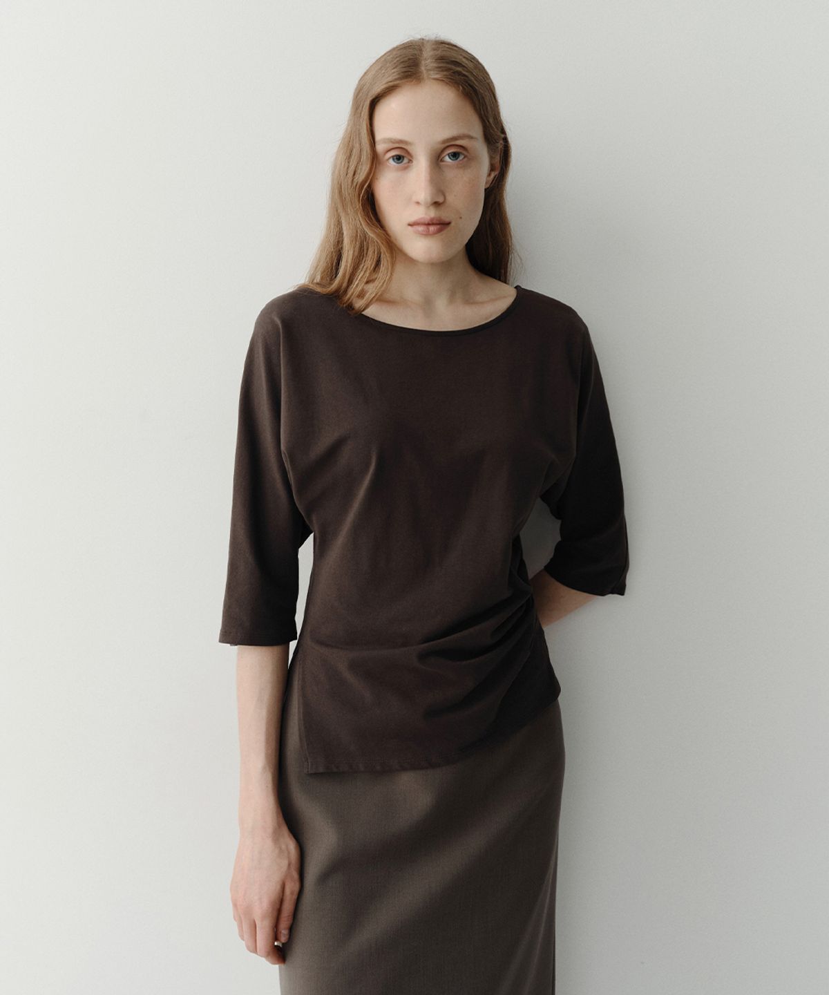 이아(EAAH) TILT TUCK T-SHIRT (BROWN)