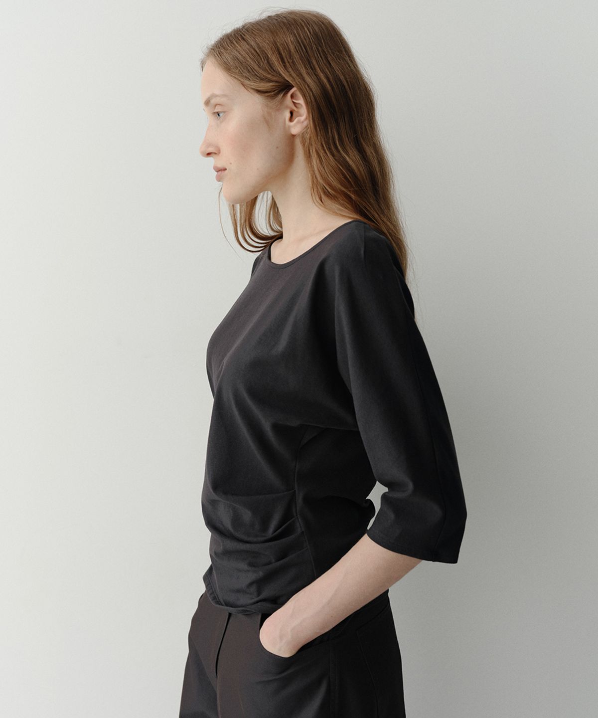 이아(EAAH) TILT TUCK T-SHIRT (CHARCOAL)