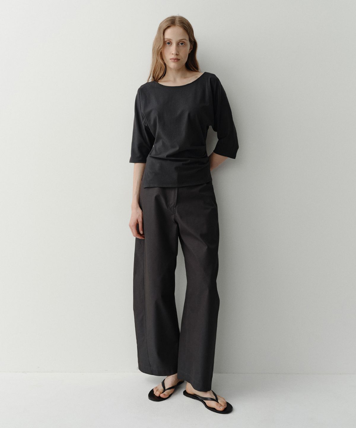 이아(EAAH) TILT TUCK T-SHIRT (CHARCOAL)