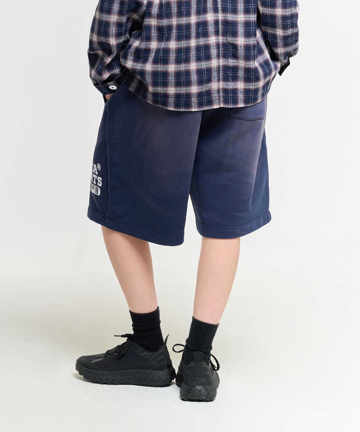 에이카화이트(AECA) WASHED CUT-OFF HEM SWEAT SHORTS-NAVY