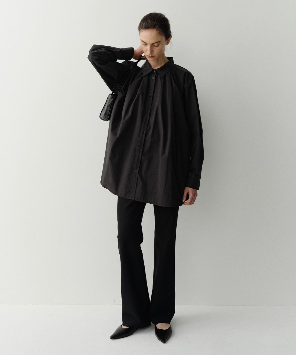 이아(EAAH) HIGH NECK SHIRRING SHIRT (BLACK)