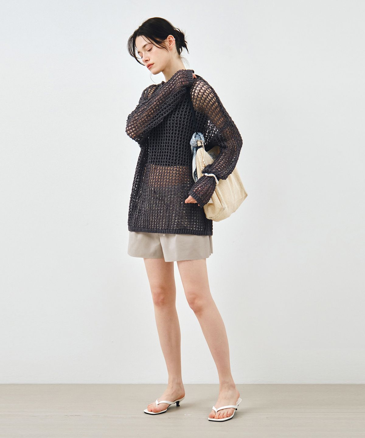 몽돌(MONGDOL) 페이퍼 네트 시스루 니트 탑 차콜 MDKT126CHARCOAL