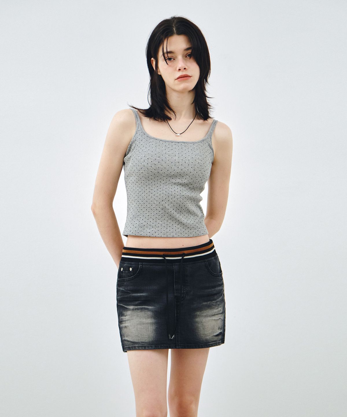 몽돌(MONGDOL) 립 밴딩 워싱 데님 미니 스커트 블랙 MDSK037BLACK