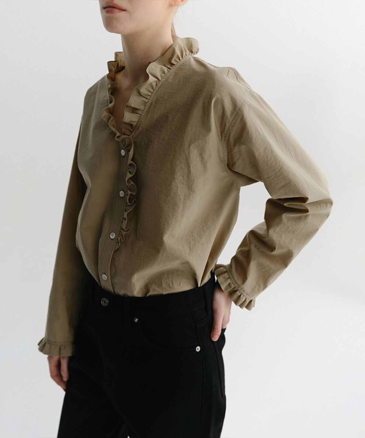 이아(EAAH) COVE RUFFLE SHIRT (OLIVE)