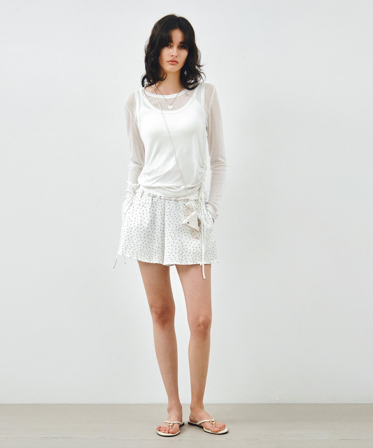 몽돌(MONGDOL) 플라워 아일렛 코튼 밴딩 쇼츠 화이트 MDPT076WHITE