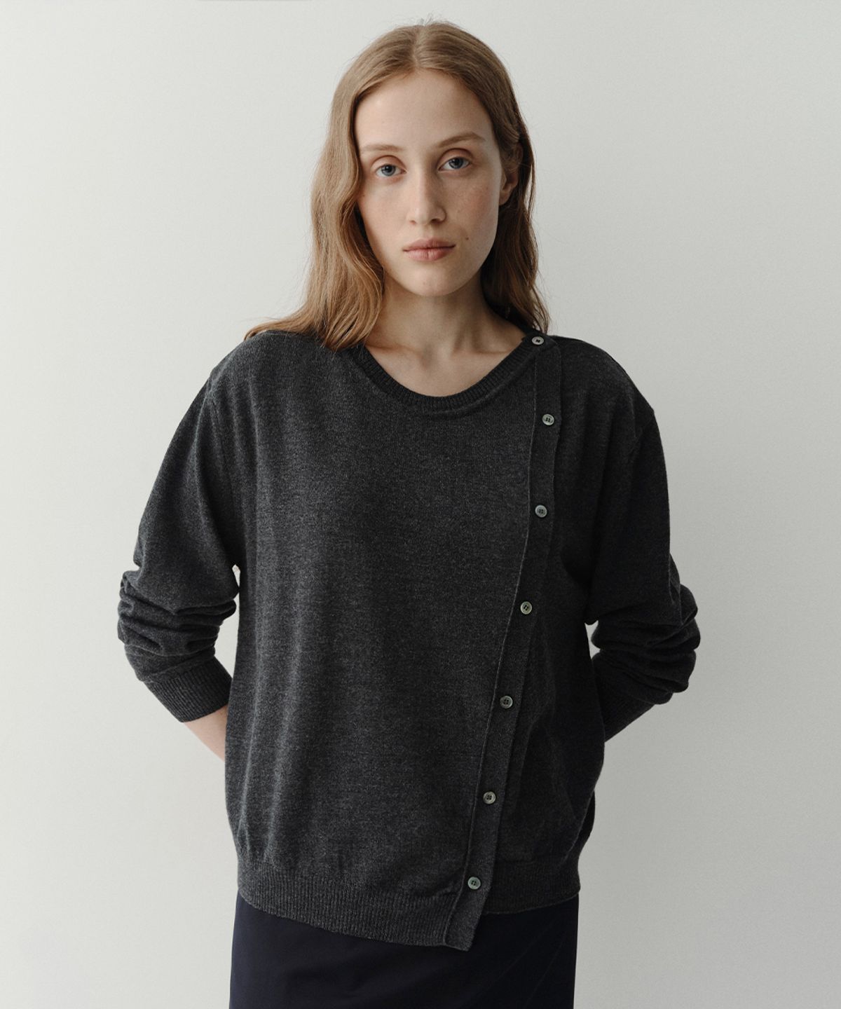 이아(EAAH) SIDE BUTTON KNIT PULLOVER (CHARCOAL)