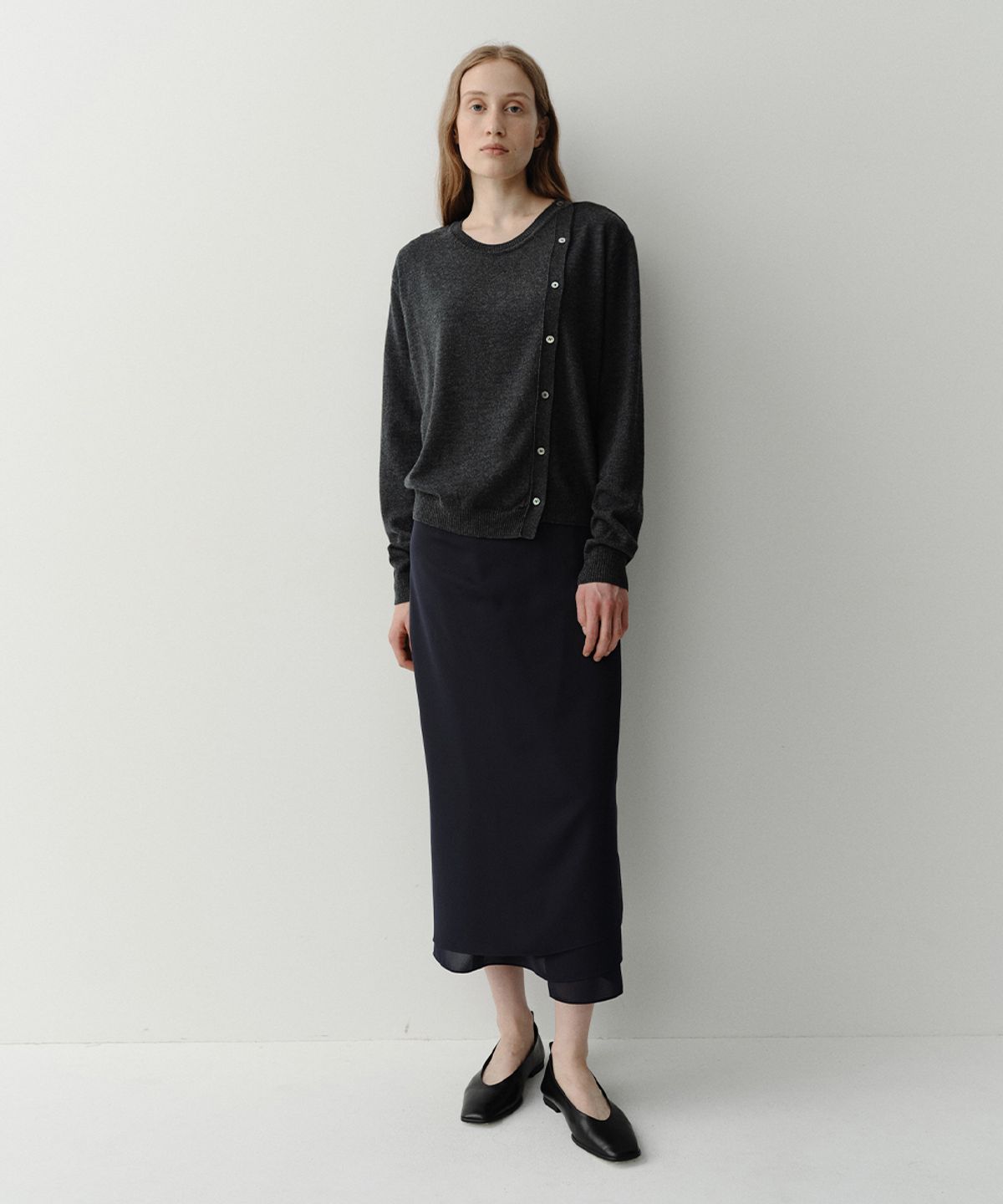 이아(EAAH) SIDE BUTTON KNIT PULLOVER (CHARCOAL)