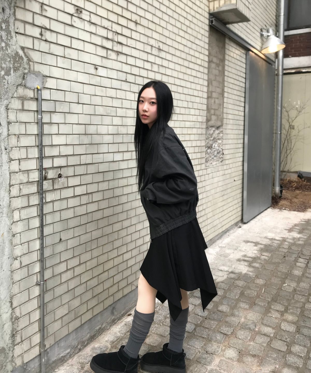 플레이스 스튜디오(PLACE STUDIO) 스터드 포인트 인시전 오버핏 블루종 코튼 워크 집업 자켓 [블랙]