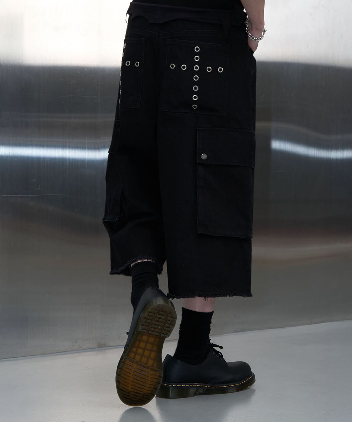 피치블랙(PITCHBLACK) EYELET CROSS POINT BERMUDA PANTS (BLACK)