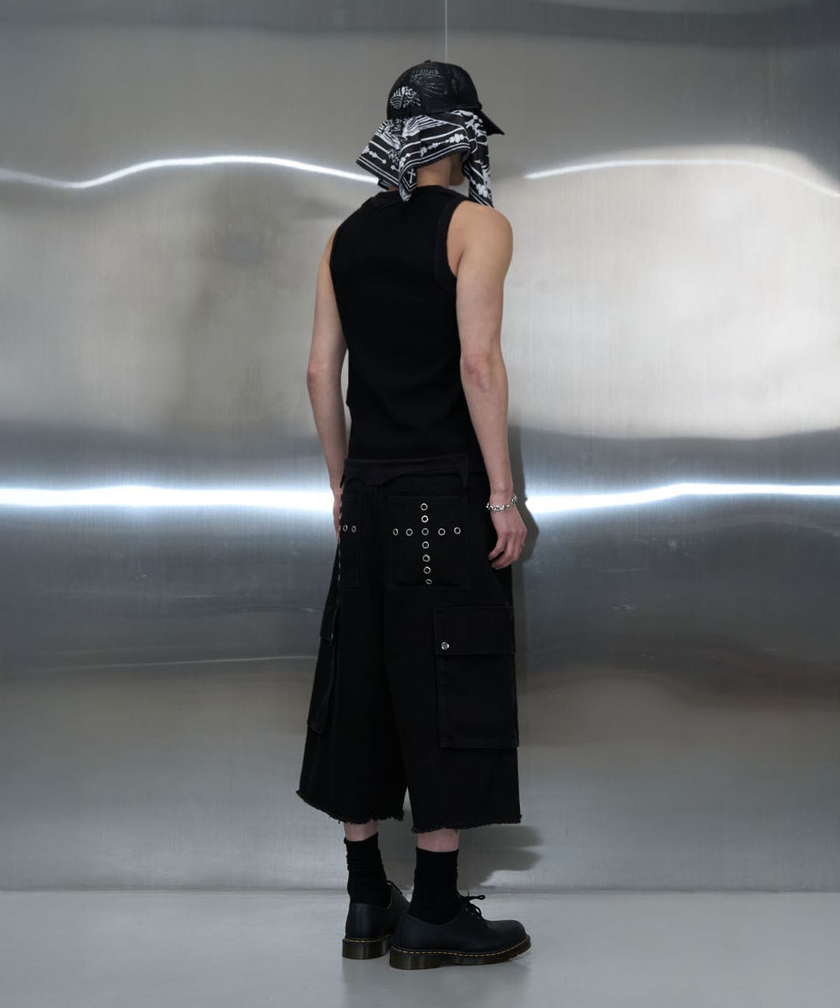 피치블랙(PITCHBLACK) EYELET CROSS POINT BERMUDA PANTS (BLACK)