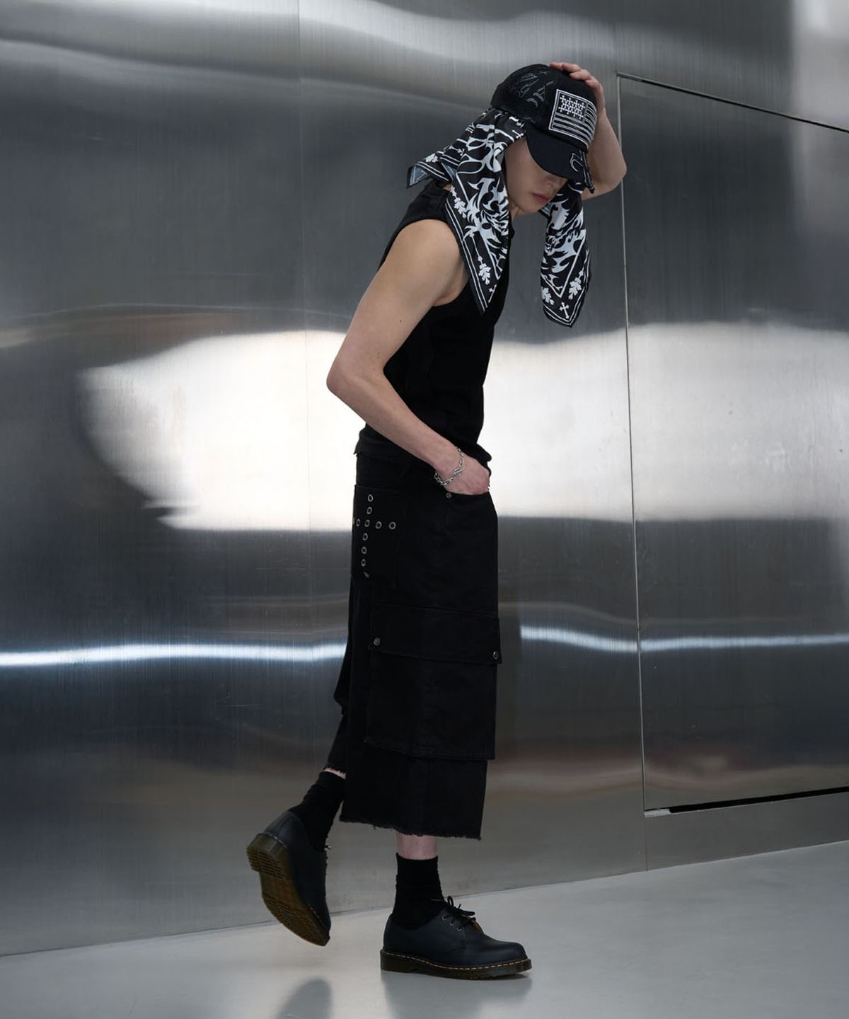 피치블랙(PITCHBLACK) EYELET CROSS POINT BERMUDA PANTS (BLACK)