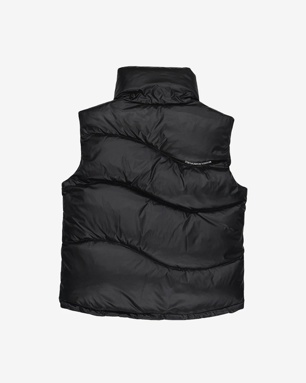 더뮤지엄비지터(THEMUSEUMVISITOR) CURVED ZIPPER PUFFER DOWN VEST (GLOSSY BLACK)