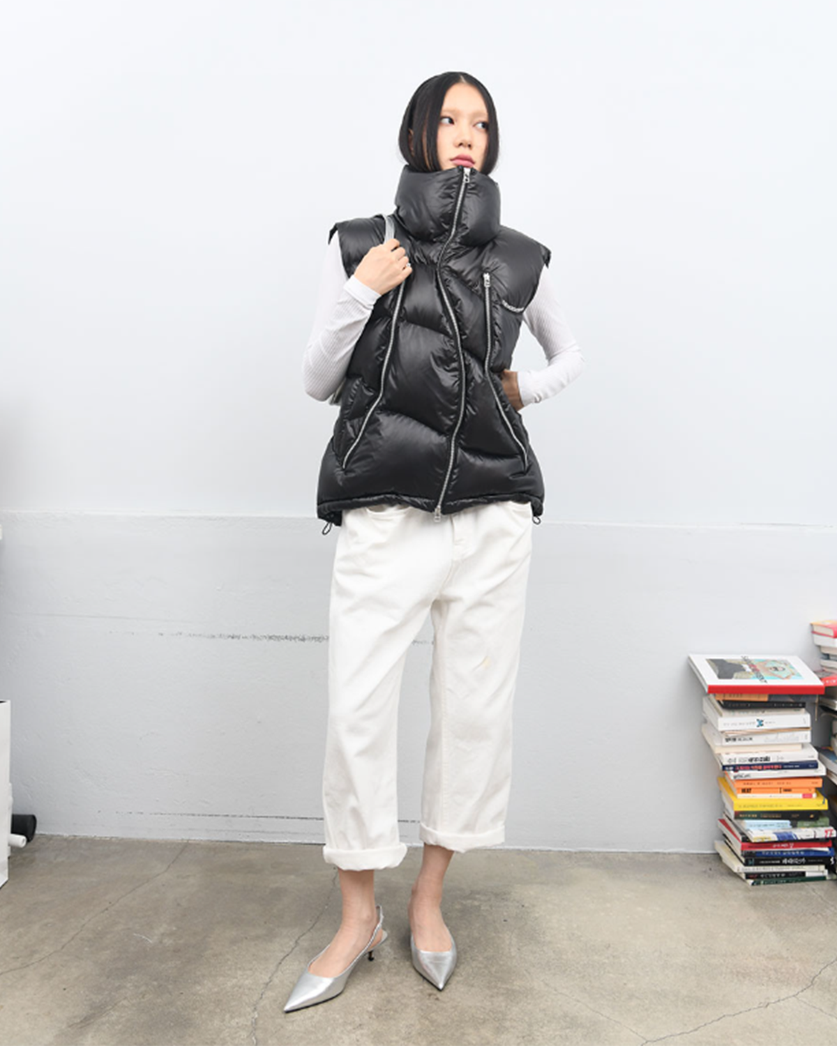 더뮤지엄비지터(THEMUSEUMVISITOR) CURVED ZIPPER PUFFER DOWN VEST (GLOSSY BLACK)