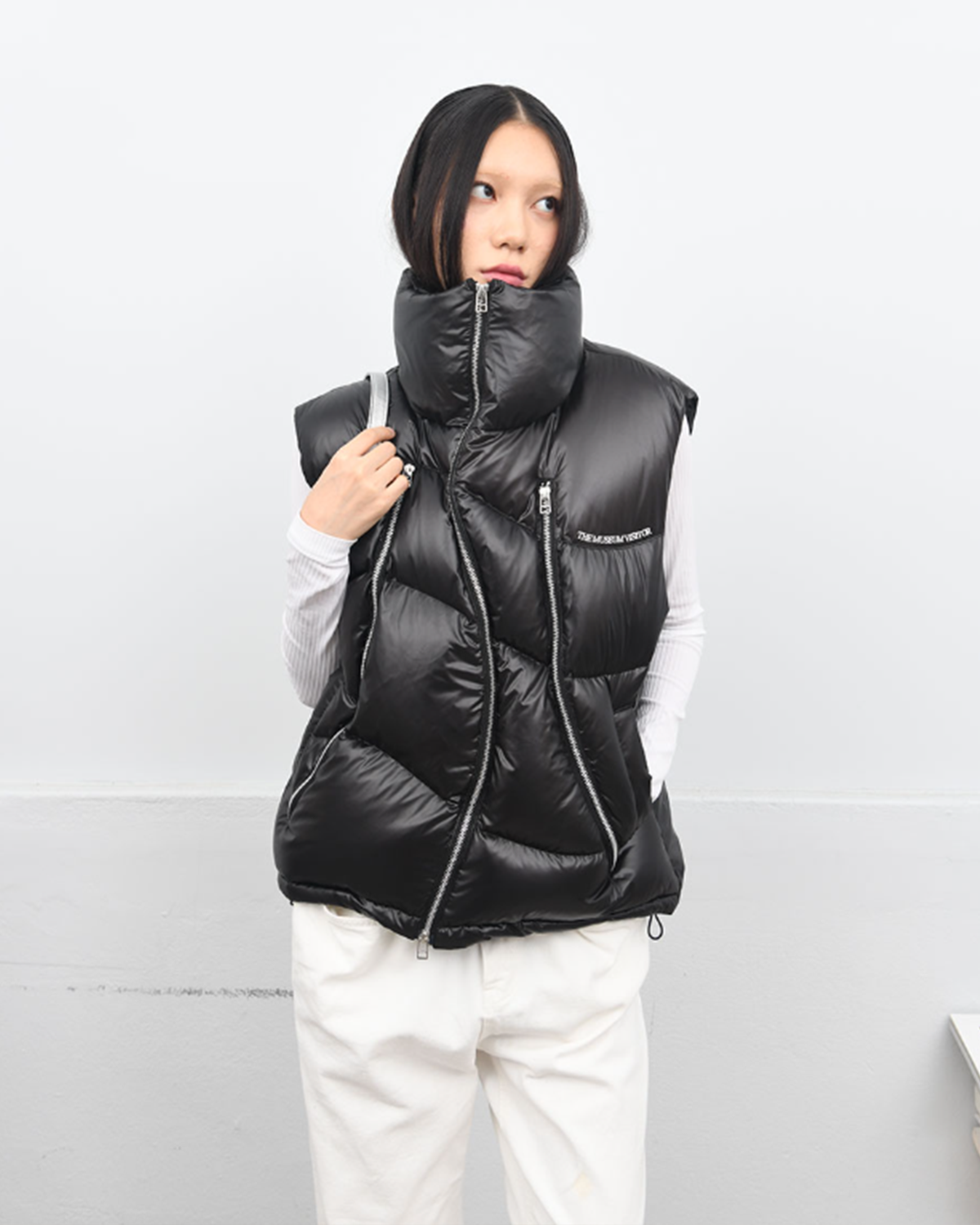 더뮤지엄비지터(THEMUSEUMVISITOR) CURVED ZIPPER PUFFER DOWN VEST (GLOSSY BLACK)