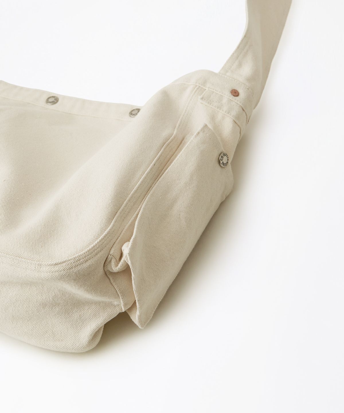 아웃스탠딩(OUTSTANDING) NEWSPAPER BAG_ECRU