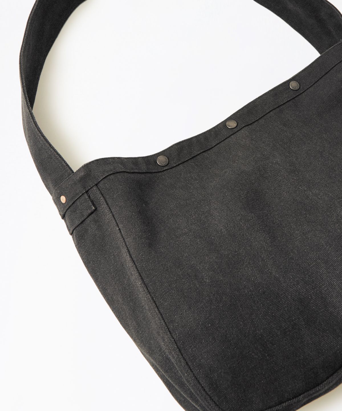 아웃스탠딩(OUTSTANDING) NEWSPAPER BAG_BLACK