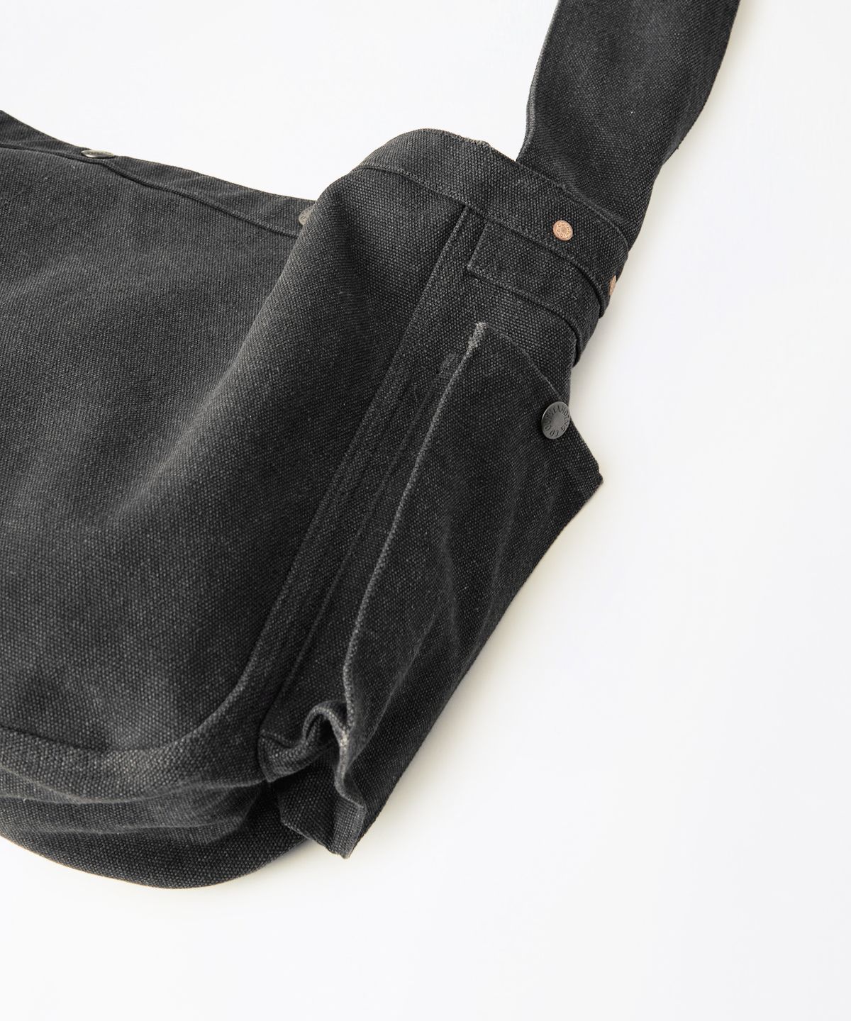 아웃스탠딩(OUTSTANDING) NEWSPAPER BAG_BLACK