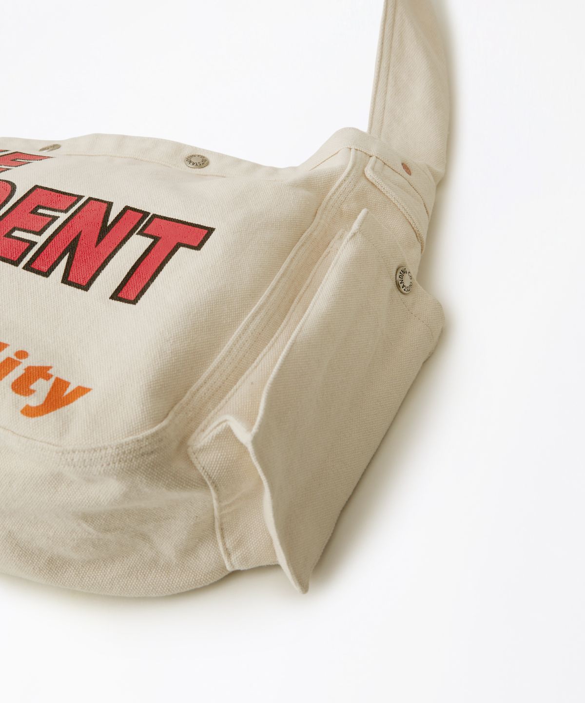 아웃스탠딩(OUTSTANDING) NEWSPAPER BAG(INDEPENDENT)_ECRU