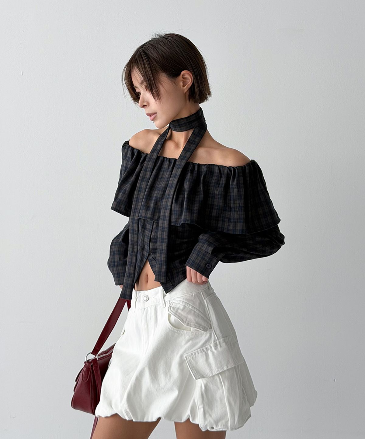 더그린랩(THE GREEN LAB) 오프숄더 체크 블라우스 [차콜 그레이]