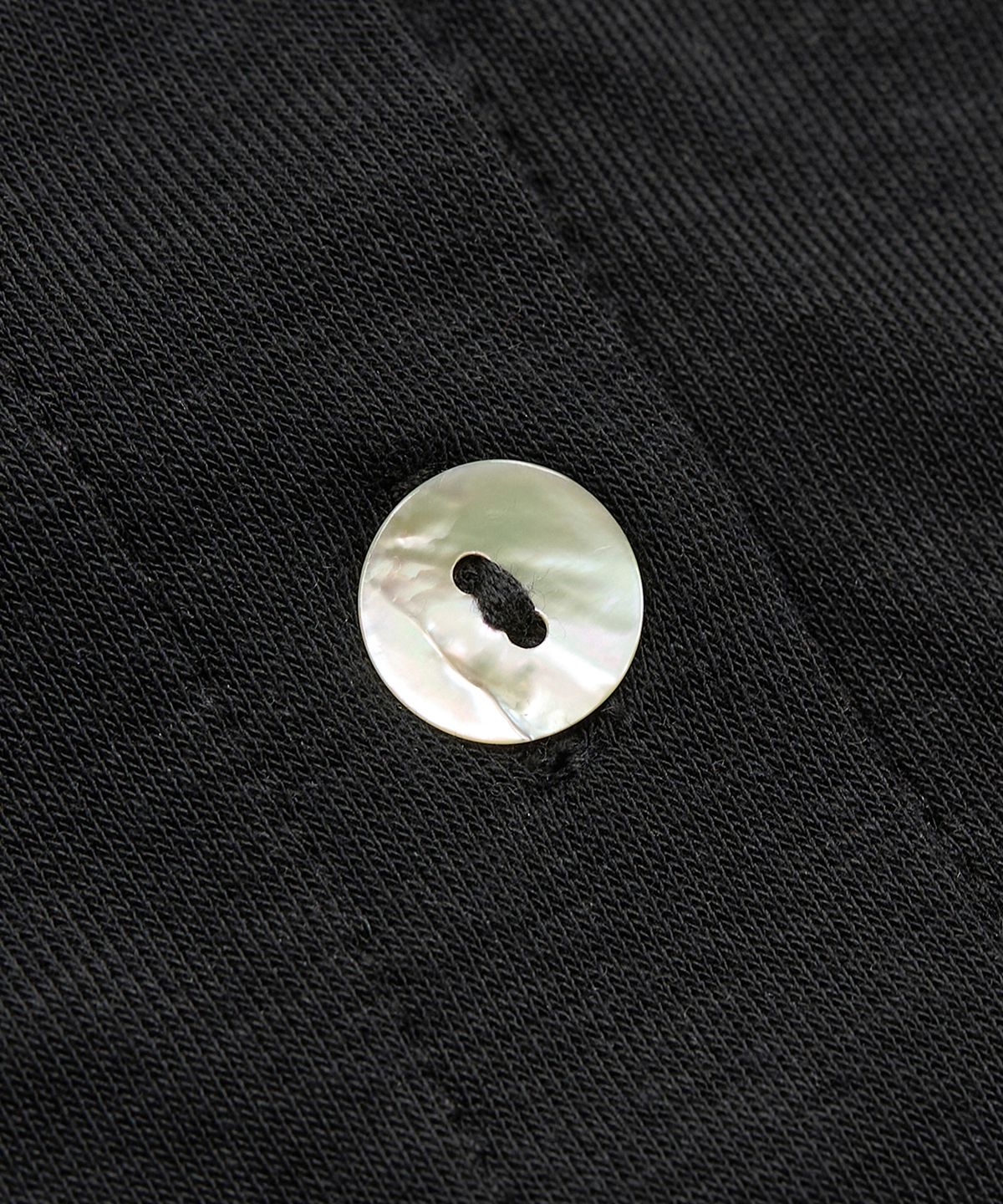 페플리(PEPLEE) Tencel Button Round Neck Cardigan (Black)