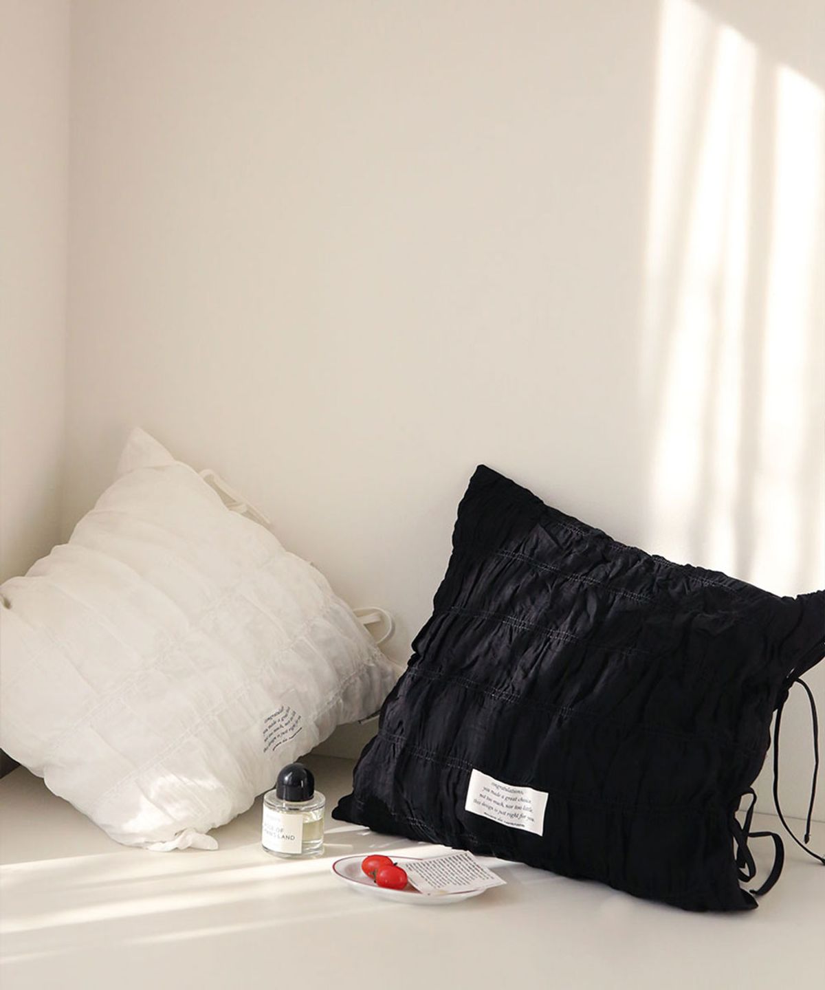 메종드룸룸(MAISON DE ROOMROOM) 셔링 스트링 리본 쿠션커버