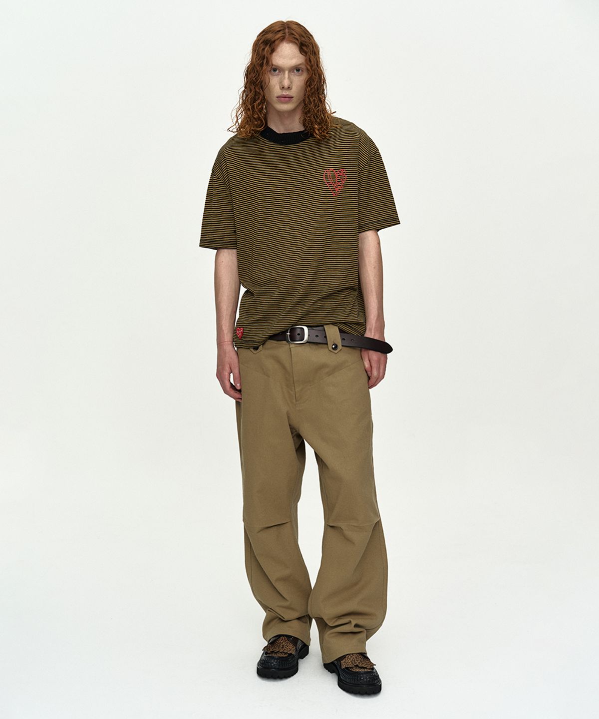 앤더슨벨(ADSB ANDERSSON BELL) (ESSENTIAL) HEART LOGO STRIPE T-SHIRT atb1458m(BLACK/YELLOW)