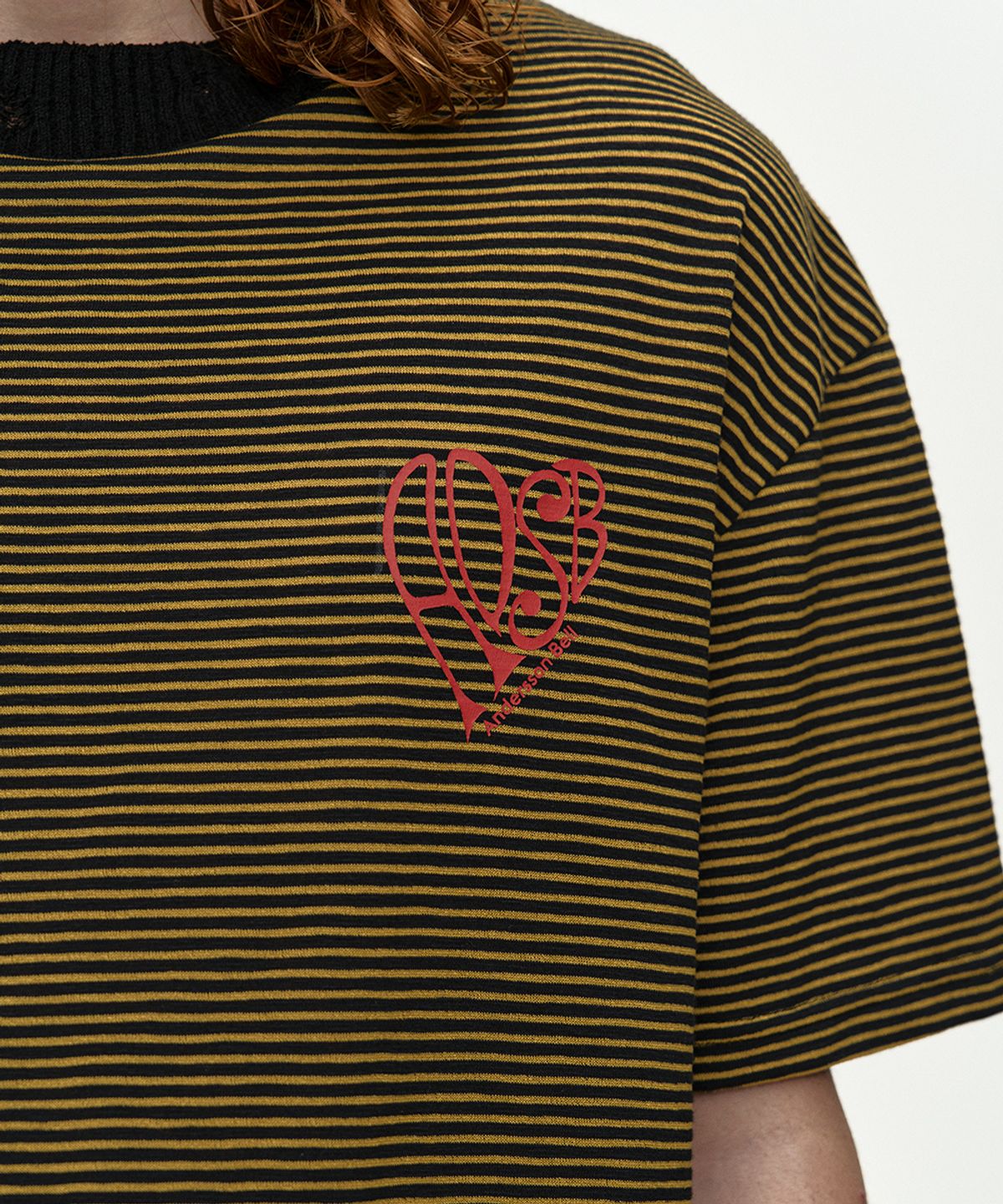 앤더슨벨(ADSB ANDERSSON BELL) (ESSENTIAL) HEART LOGO STRIPE T-SHIRT atb1458m(BLACK/YELLOW)