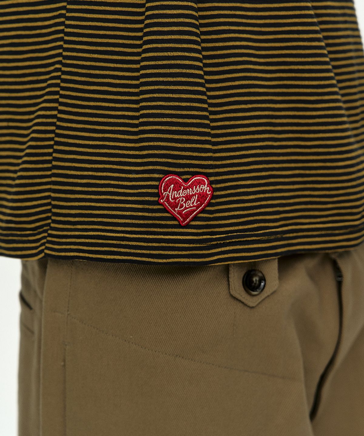 앤더슨벨(ADSB ANDERSSON BELL) (ESSENTIAL) HEART LOGO STRIPE T-SHIRT atb1458m(BLACK/YELLOW)