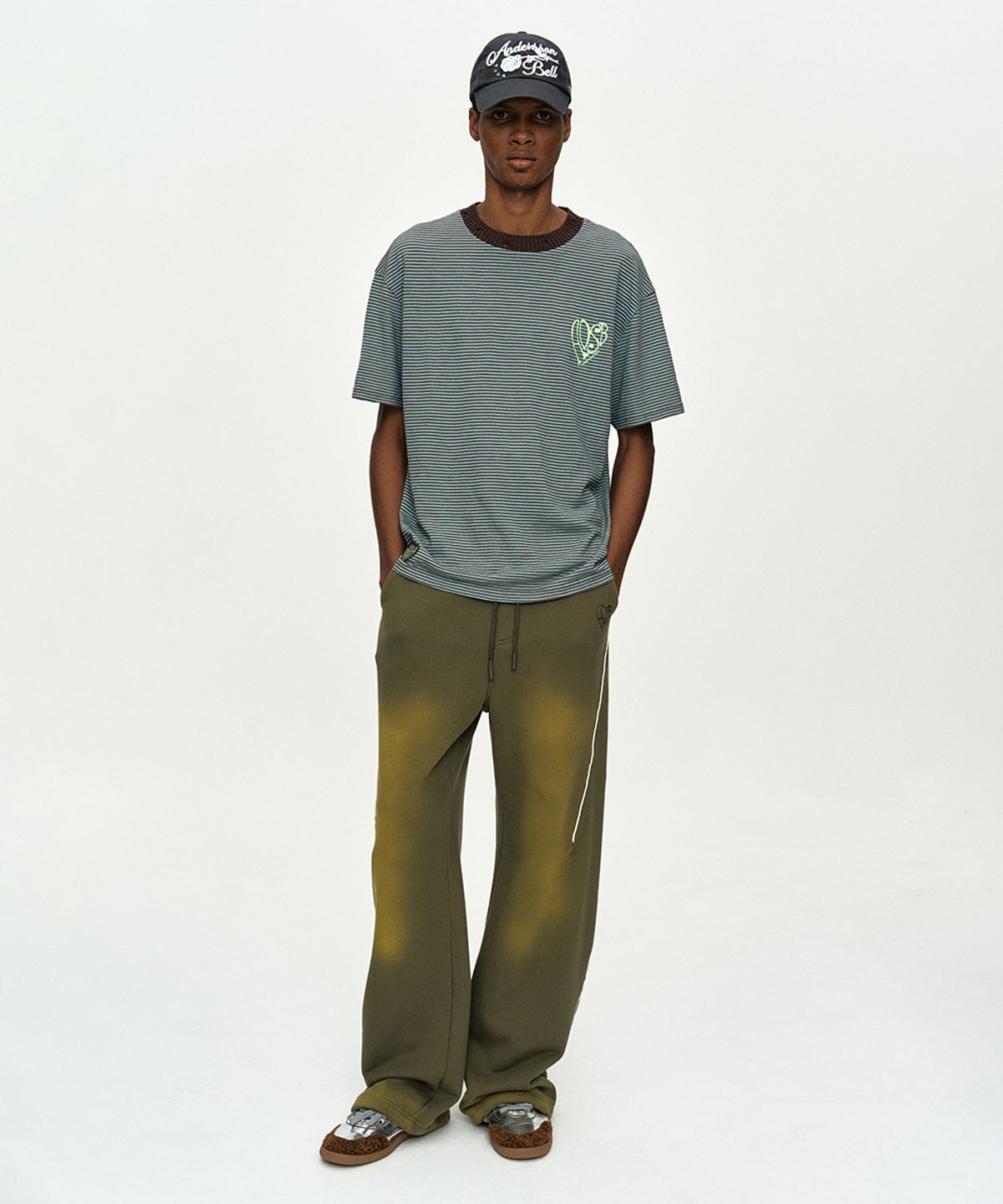 앤더슨벨(ADSB ANDERSSON BELL) (ESSENTIAL) HEART LOGO STRIPE T-SHIRT atb1458m(CHOCO/MINT)