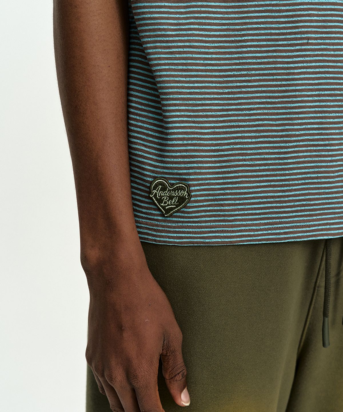 앤더슨벨(ADSB ANDERSSON BELL) (ESSENTIAL) HEART LOGO STRIPE T-SHIRT atb1458m(CHOCO/MINT)