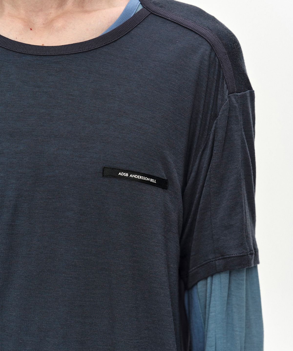 앤더슨벨(ADSB ANDERSSON BELL) BRAD LAYERED T-SHIRT atb1531m(SLATE BLUE/ASPHALTE)