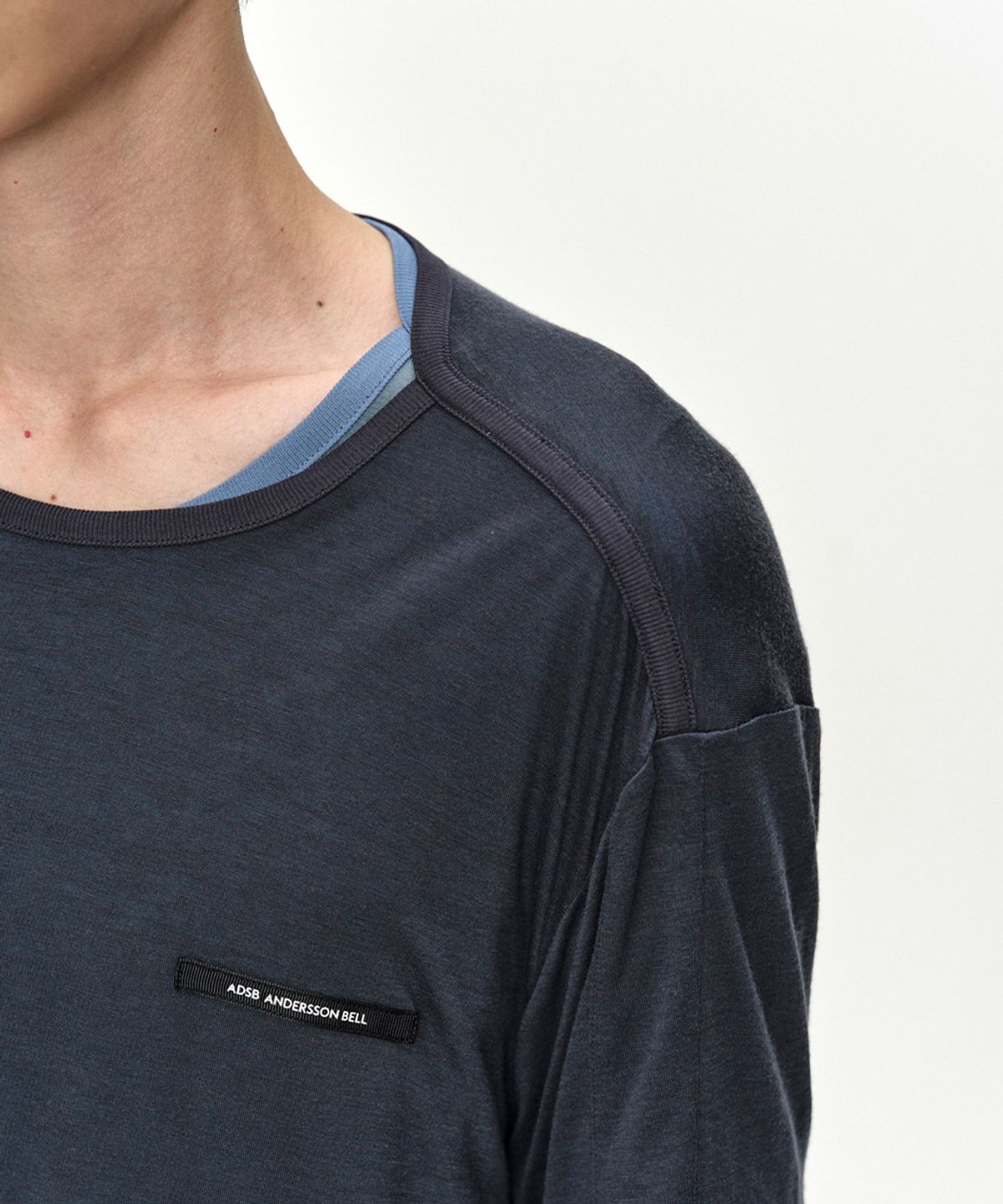 앤더슨벨(ADSB ANDERSSON BELL) BRAD LAYERED T-SHIRT atb1531m(SLATE BLUE/ASPHALTE)