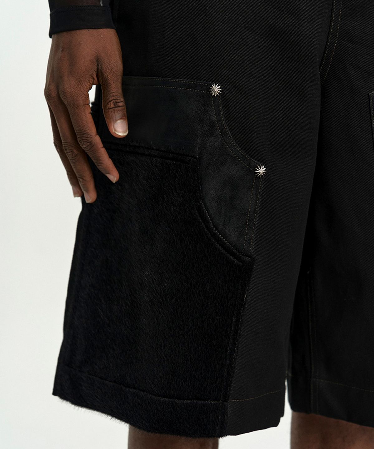 앤더슨벨(ADSB ANDERSSON BELL) FAUX PONY PATCHWORK CARPENTER SHORTS apa867m(BLACK)