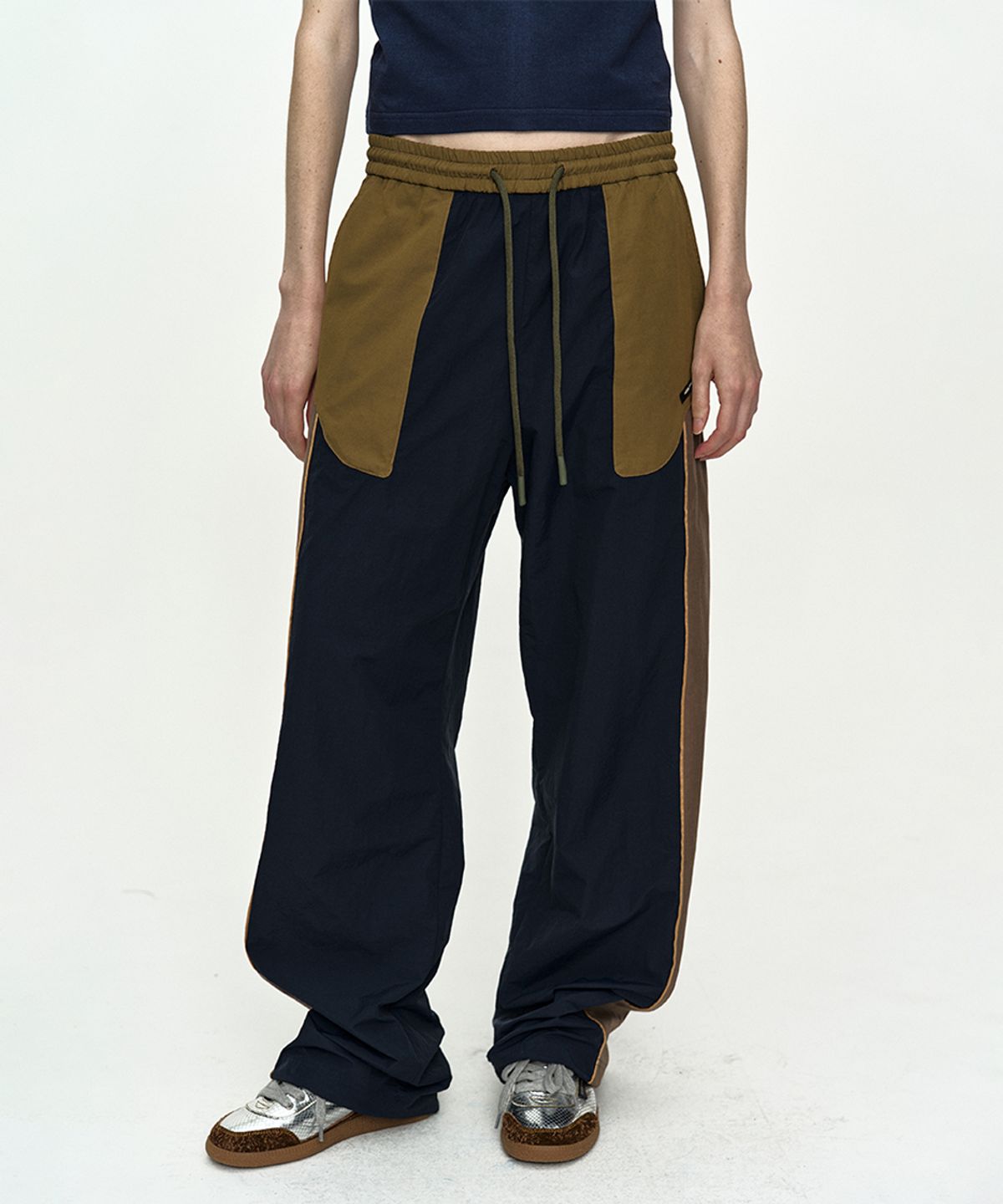앤더슨벨(ADSB ANDERSSON BELL) UNISEX COLOR BLOCK NYLON TRACK PANTS apa876u(NAVY/KHAKI)