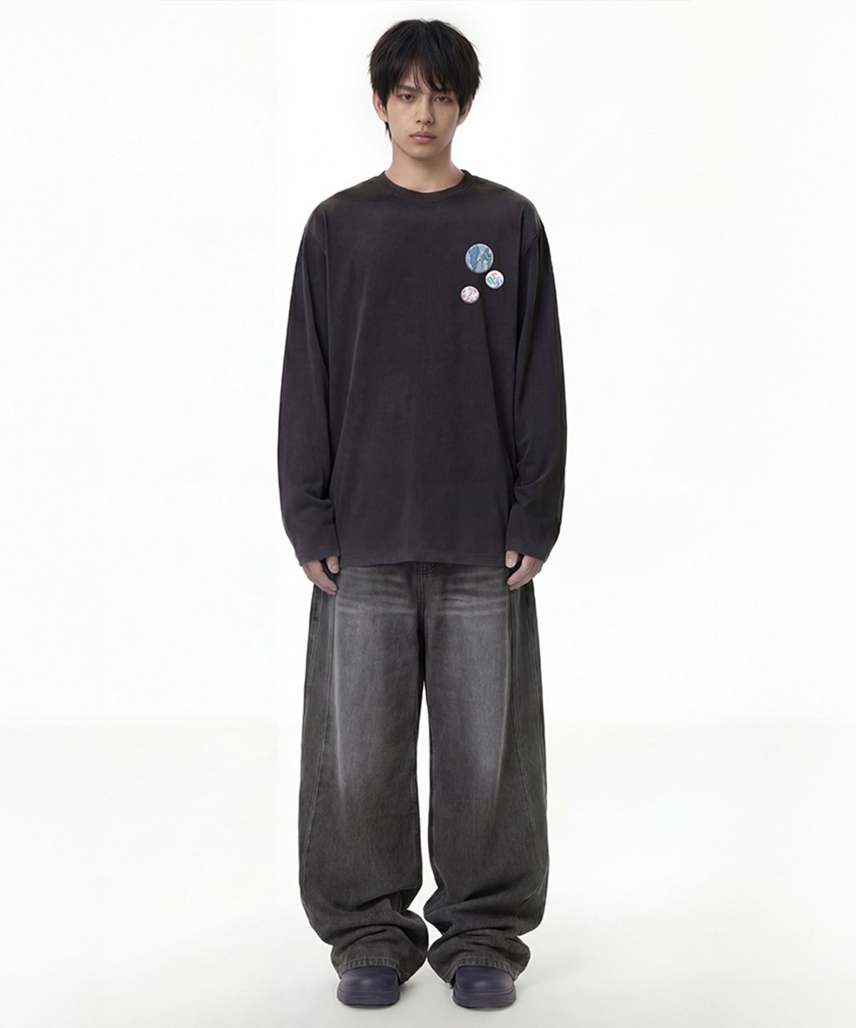 그레이버(GRAVER) [UNISEX]STAR + BADGE 와이드 커브드 진_Washed Black
