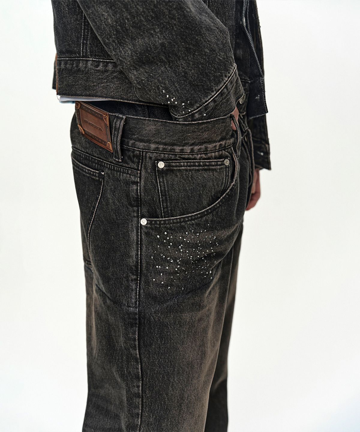 앤더슨벨(ADSB ANDERSSON BELL) UNISEX ASYMMETRIC LAYERED HOT-FIX WIDE-LEG JEANS apa912u(BLACK)