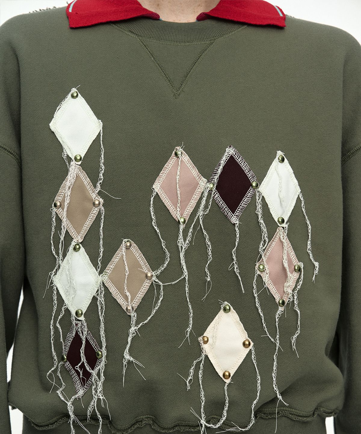 앤더슨벨(ADSB ANDERSSON BELL) (ESSENTIAL) STUDDED ARGYLE PATCHWORK SWEATSHIRT atb1479w(DUST OLIVE)
