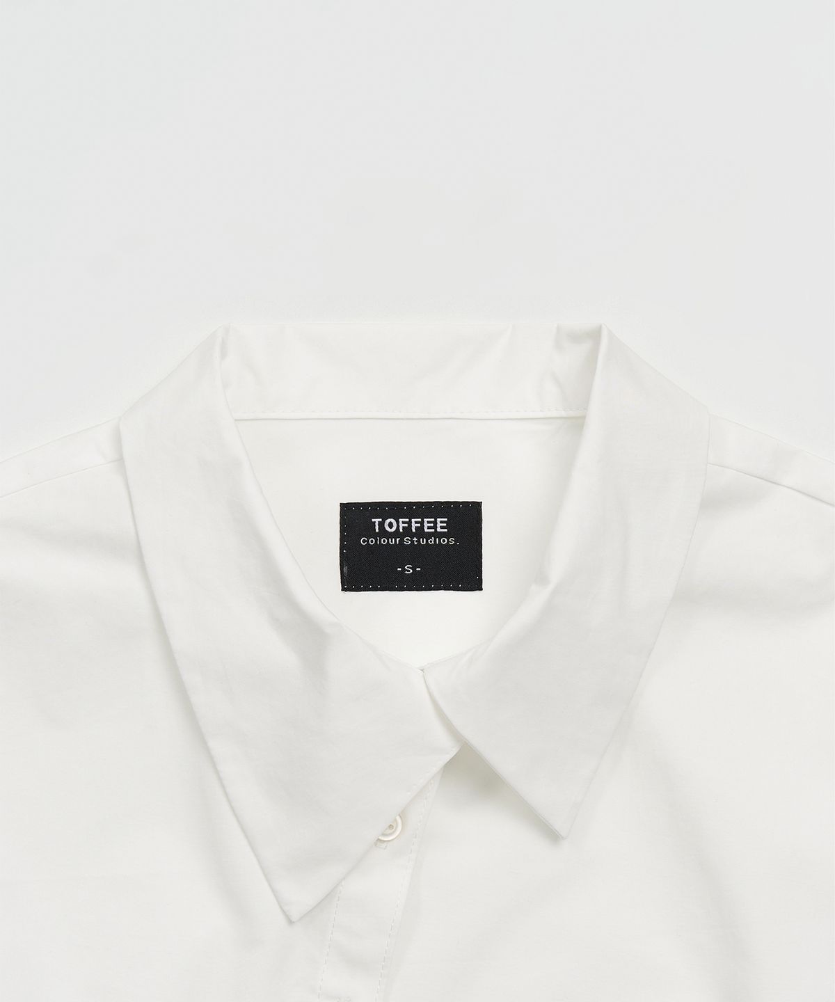토피 우먼(TOFFEE WOMEN) W 커브드 버튼 프릴 셔츠 (WHITE)