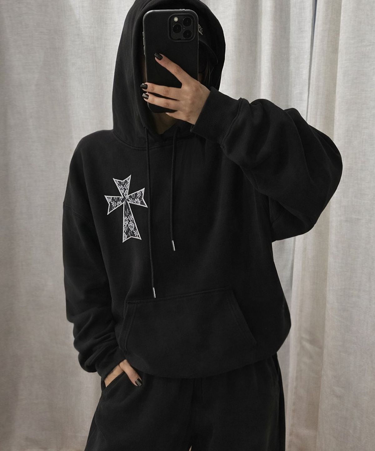 그레이버(GRAVER) [UNISEX]DOT CROSS_LACE 후드티_BLACK