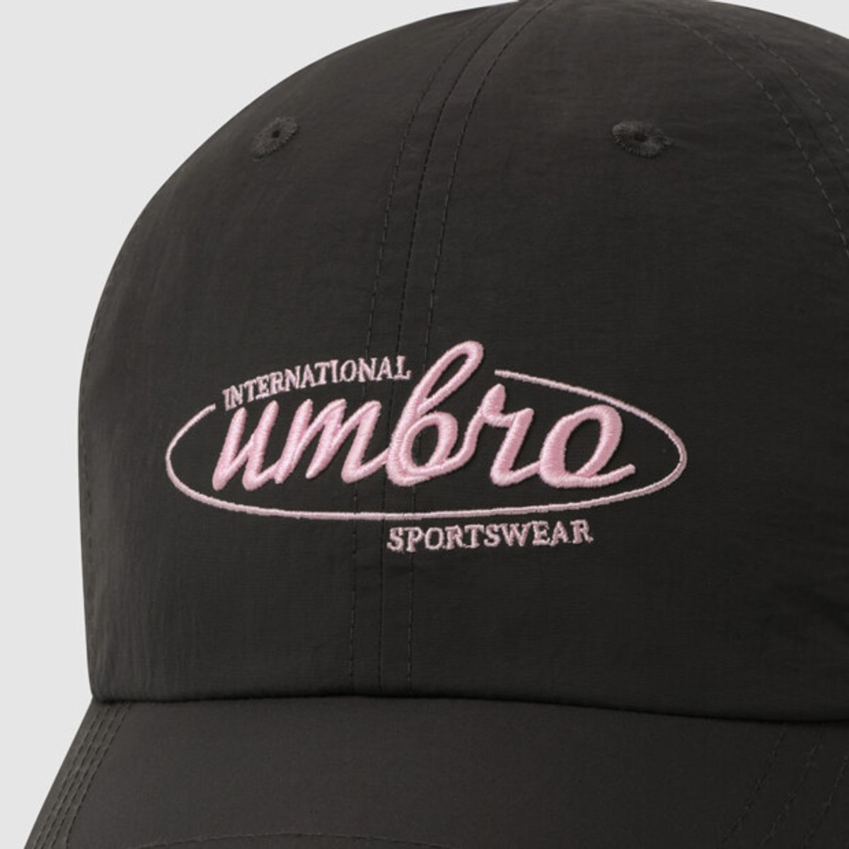 엄브로(UMBRO) 라운드 그래픽 볼캡 차콜 UR122CCP22