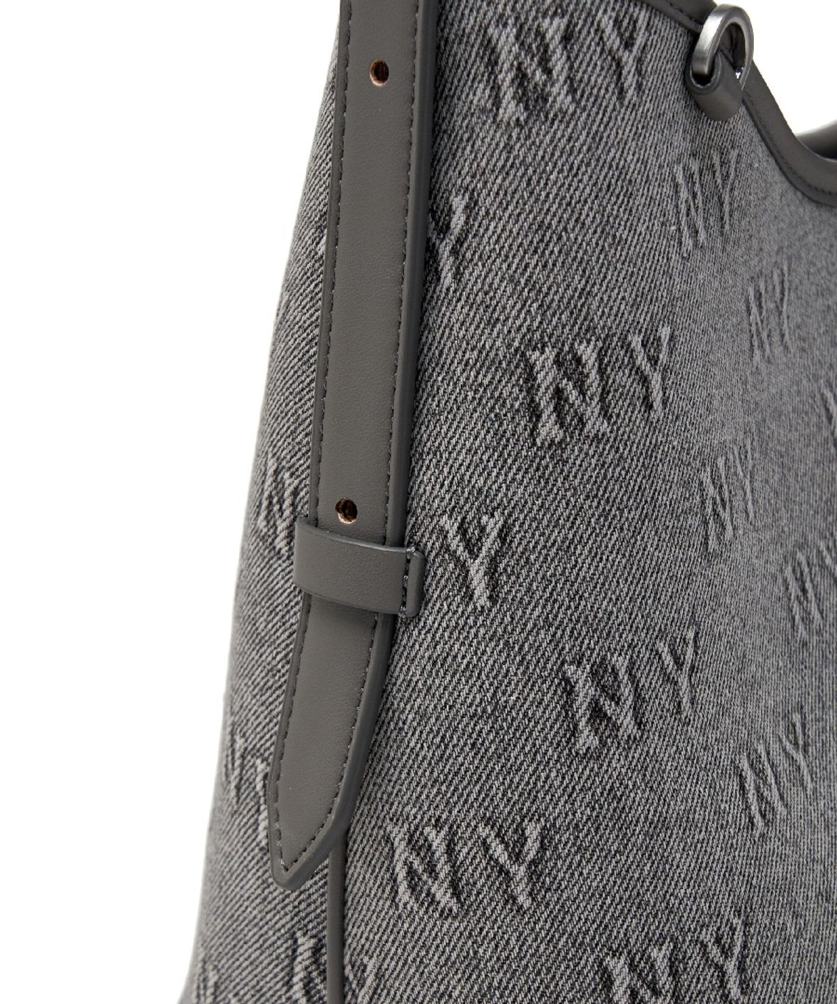 엠엘비(MLB) 클래식 모노그램 데님 엠보 버킷백 NY (L.Charcoal Grey)