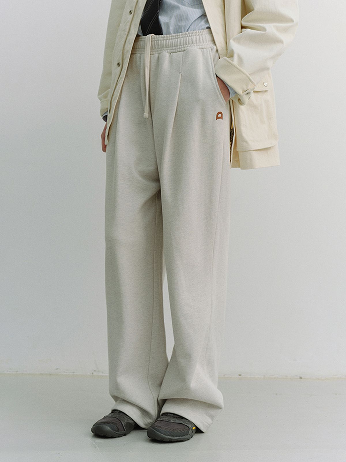 던스트(DUNST) UNISEX LEATHER LOGO WIDE SWEAT PANTS_UDPA6A102_OATMEAL MELANGE
