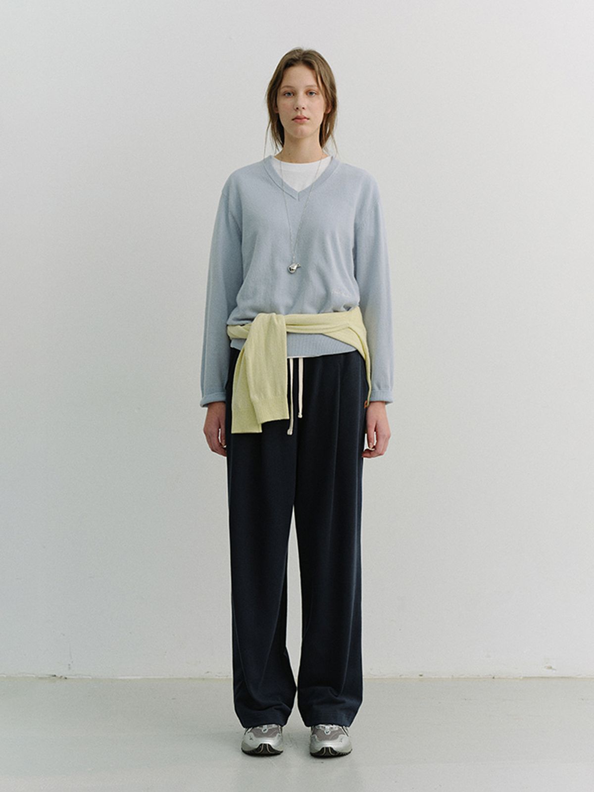 던스트(DUNST) UNISEX LEATHER LOGO WIDE SWEAT PANTS_UDPA6A102_FRENCH NAVY