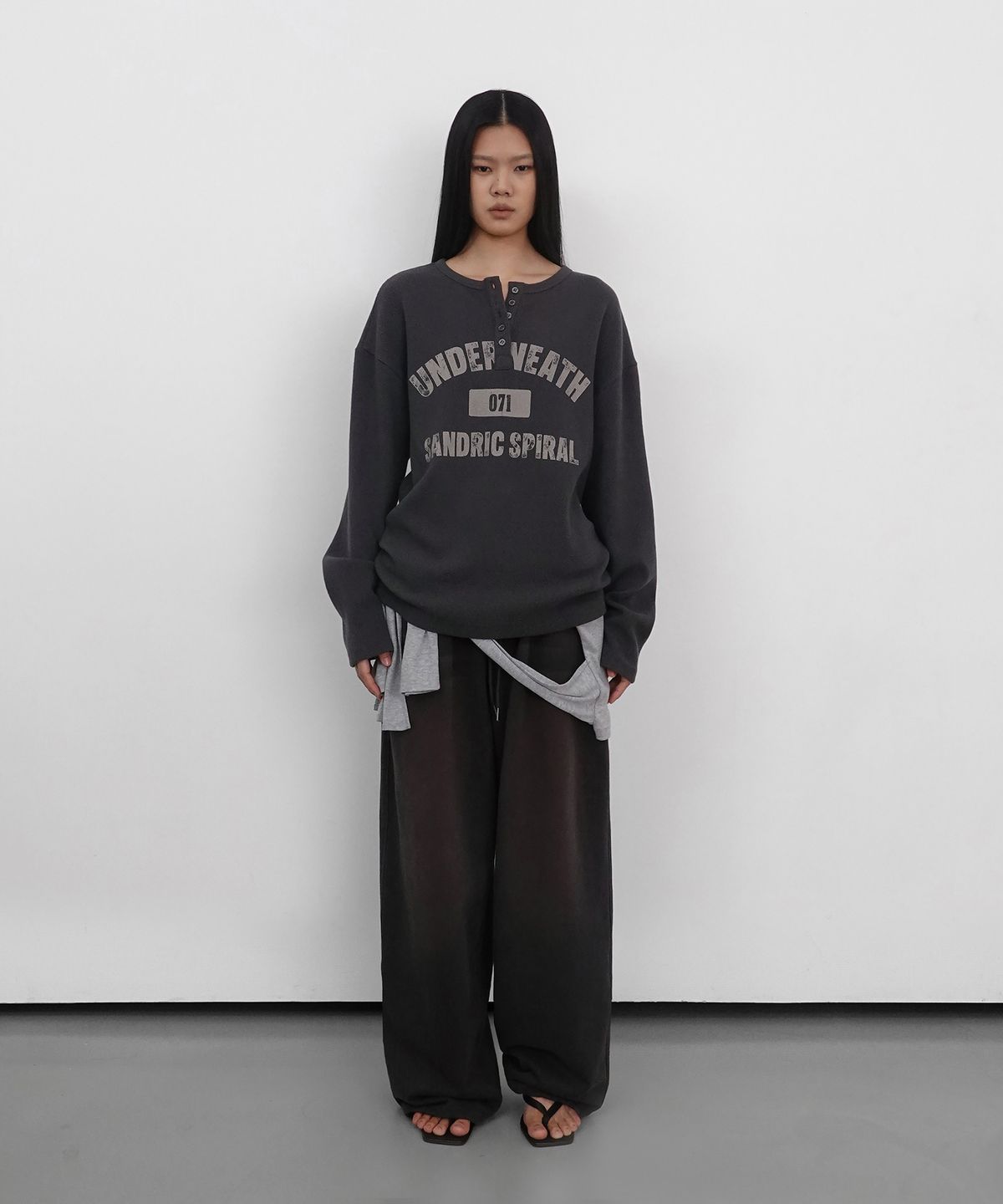 샌드릭(SANDRIC) Henley Neck Waffle Long Sleeve_Charcoal